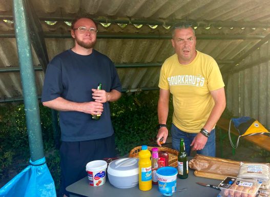 Erik und Andy, wobei Andy skeptisch aus der Wäsche schaut